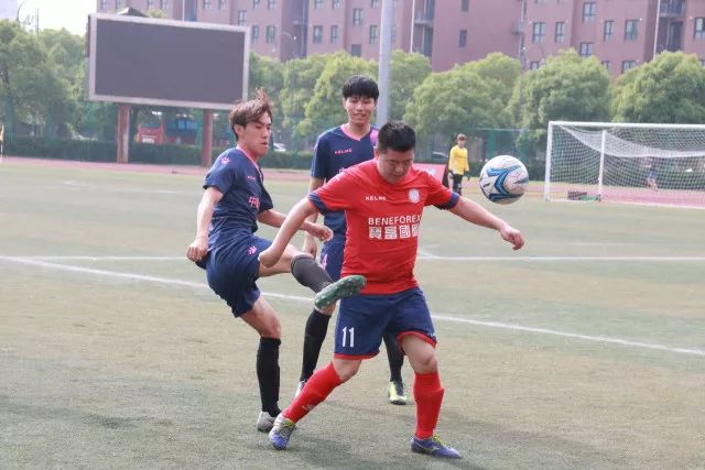 曼联卖齐尔克泽却已无人问津，阿莫林不让米兰引进！恐成气氛组领袖